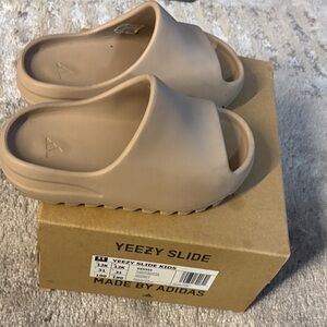 Adidas Yeezy Slide Kids in Beige